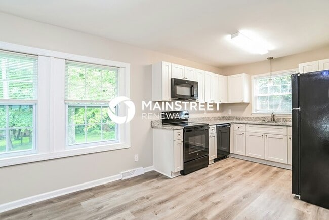 Building Photo - 4 Bedroom Pet-Friendly Home in Charlotte, NC with Main Street Renewal
