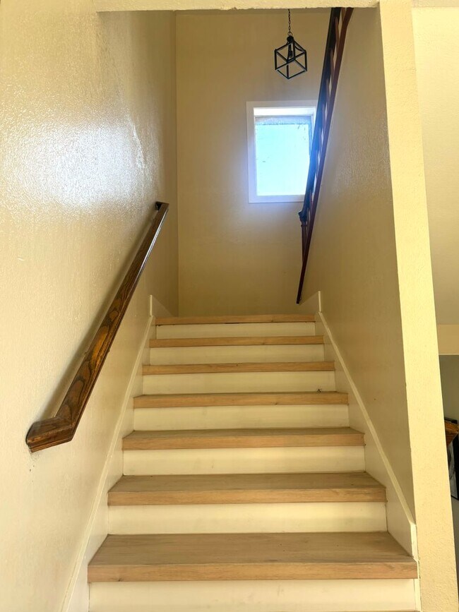 Building Photo - Stylishly Remodeled 2-Bedroom Gem in Redwood City