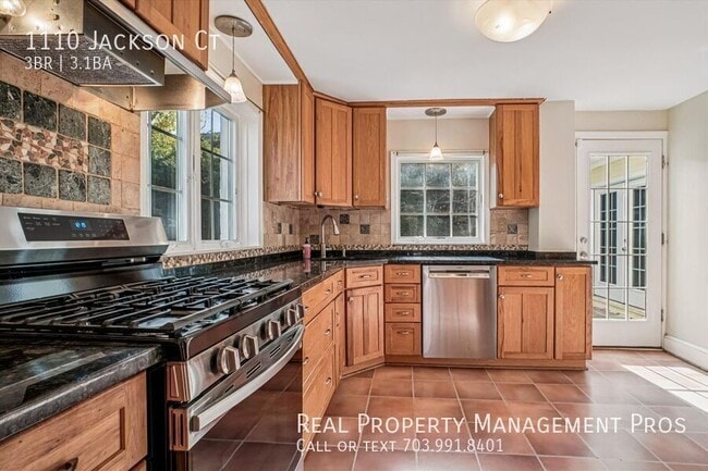 Building Photo - 1110 Jackson Ct