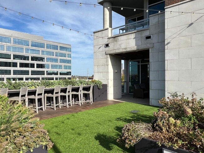 Building Photo - Spacious 2 bedroom 3 bath condo with office in City Lights!