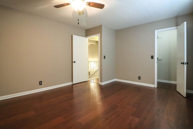 Building Photo - 4 bedroom, 2 1/2 bath, 2 car garage located in the quiet Summit View subdivision.
