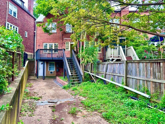 Building Photo - Spacious 6 bedroom 3.5 bath Tudor Townhouse w/Deck close to Georgetown University & Hospital