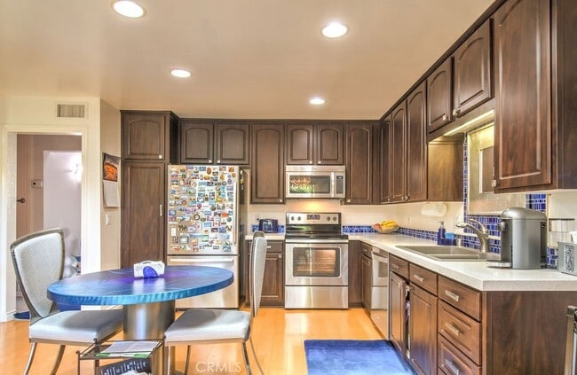 Building Photo - 12 Gumwood