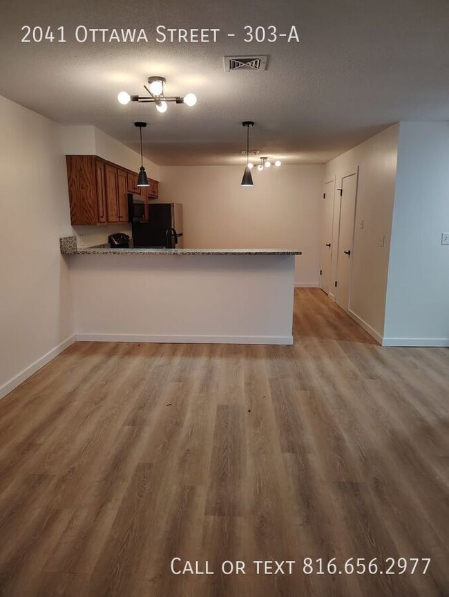 Building Photo - 3 Bed 2 Bath unit, 1300 square feet.