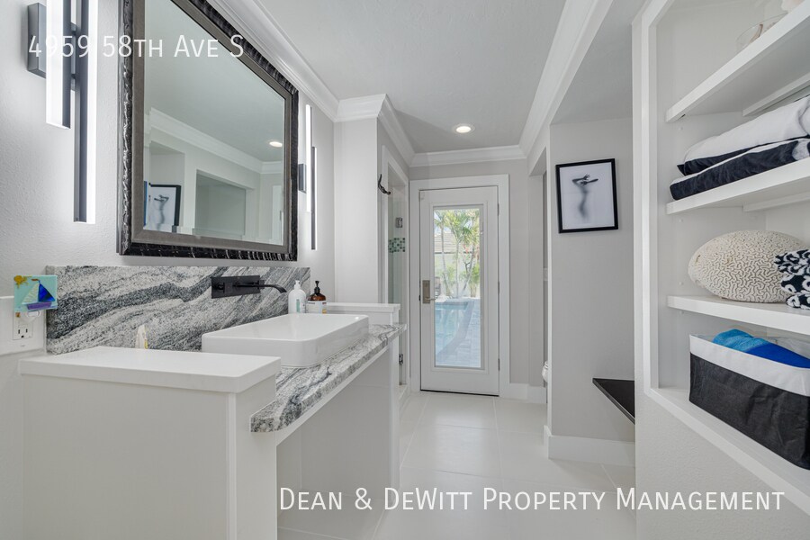 Building Photo - 4 Bed/3 Bath
