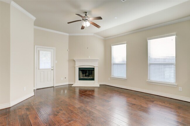 Building Photo - 606 Sabinal St