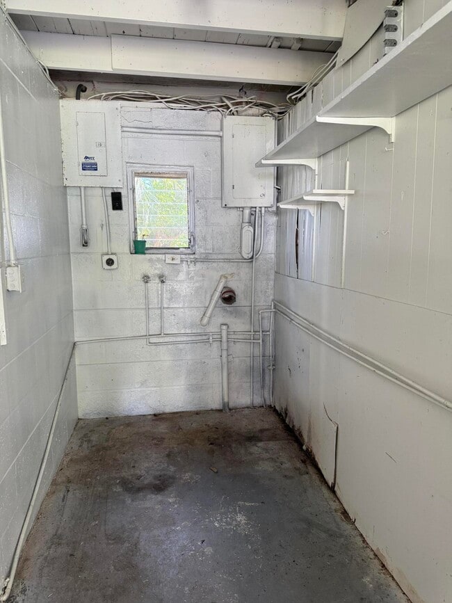 Building Photo - 1401 NE Elizabeth Ave