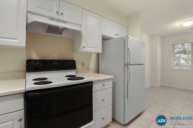 Building Photo - Updated Wyndemere Condo at Yacht Cove – Fr...
