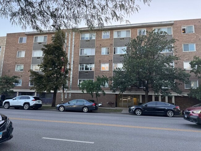 Primary Photo - 7120 N Sheridan Rd