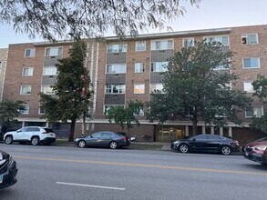 Building Photo - 7120 N Sheridan Rd