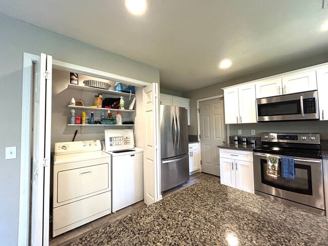 Building Photo - One level 3 bed/2 bath spacious home with ...