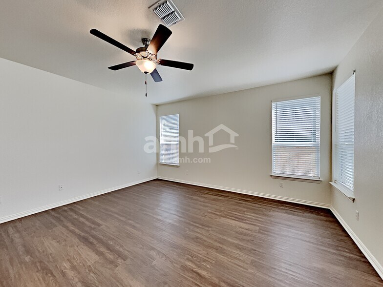 Building Photo - 2725 Lillybrook Ln