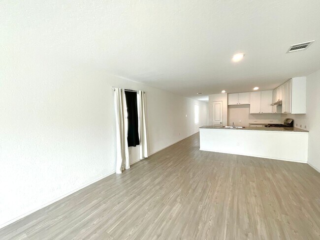 Building Photo - **APPLICATION RECEIVED** **MOVE IN SPECIAL** Beautiful 4BR/2BA Home with Fenced Yard & Garage!