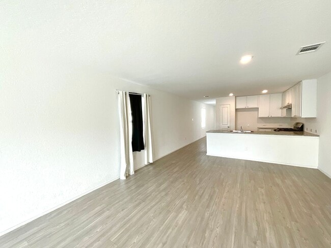 Building Photo - *MOVE IN SPECIAL* Beautiful 4BR/2BA Home with Fenced Yard & Garage!