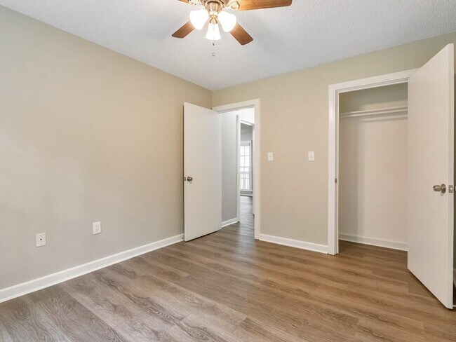 Building Photo - 9138 Clubhouse Dr