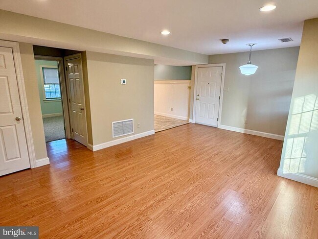 Building Photo - 101 King St