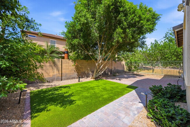 Building Photo - 2250 E Wayland Dr
