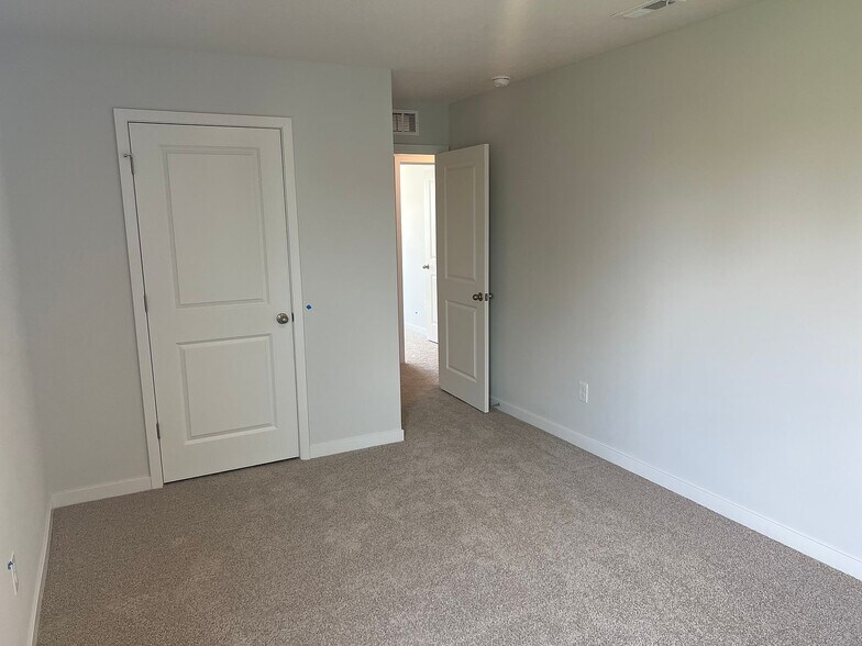 Building Photo - 985 Allegro Dr