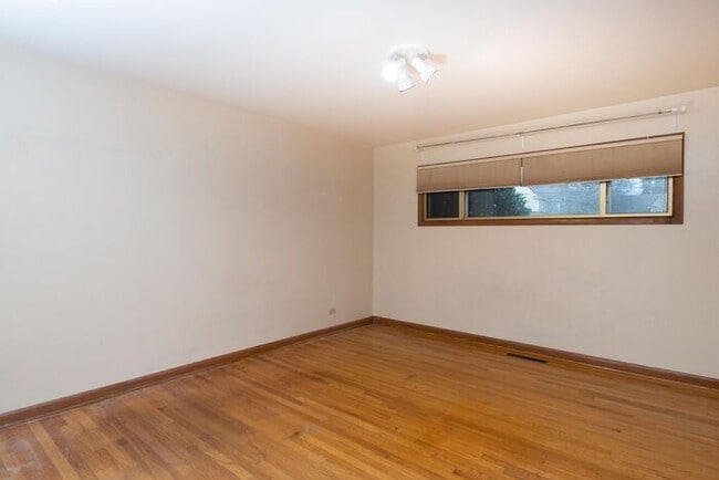 Building Photo - 3 Bedroom Single Level