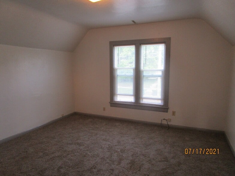 Building Photo - 629 N Pine St