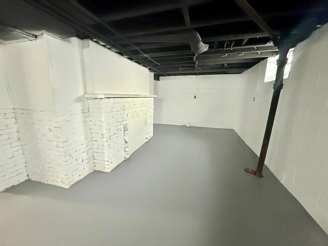 Building Photo - 4 Bedroom Home with Stainless Steel Appliances