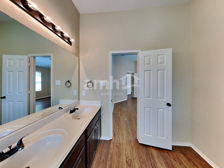 Building Photo - 2020 Fairview Dr