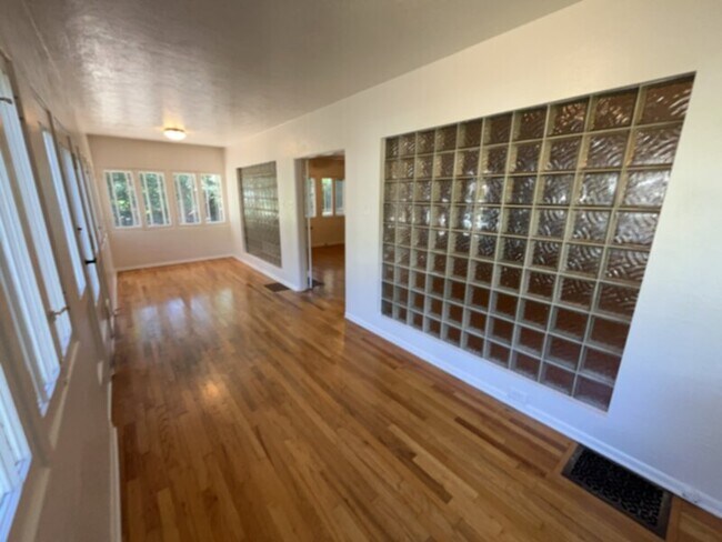 Building Photo - Retro 50's style home all on one level in ...