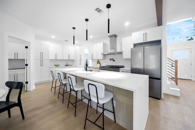 Building Photo - 7505 Larchmont Dr