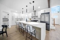 Building Photo - 7505 Larchmont Dr