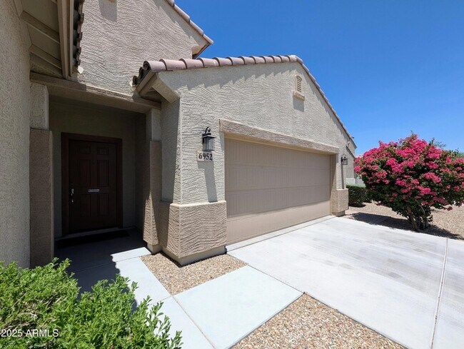 Building Photo - 6952 W Golden Ln