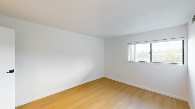 Building Photo - 2033 Castro St
