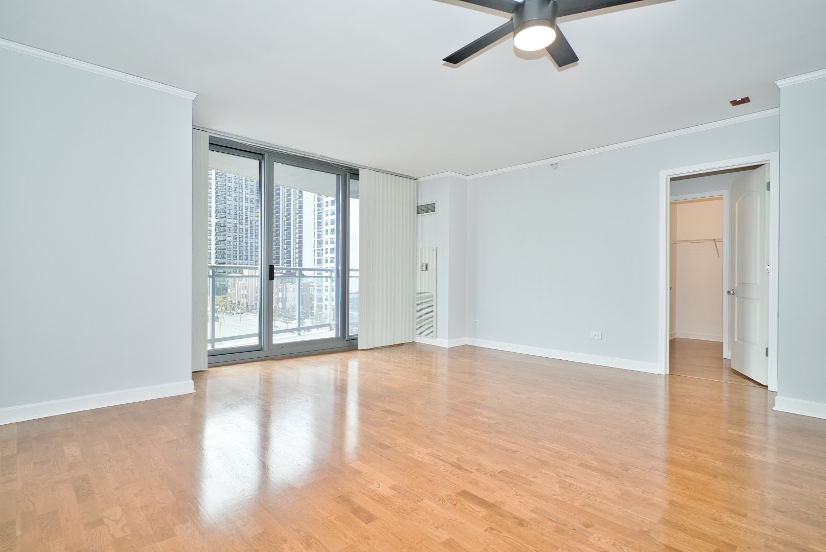 Building Photo - 450 E Waterside Dr