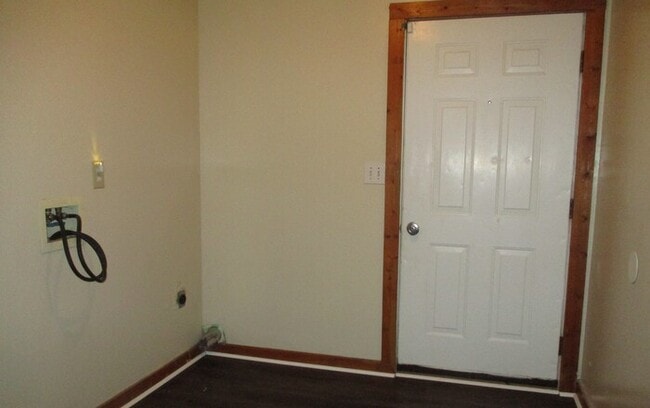 Building Photo - 138 Chestnut Dr SW