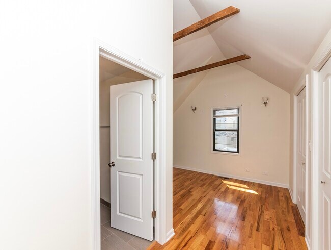 Building Photo - 1722 N Artesian Ave