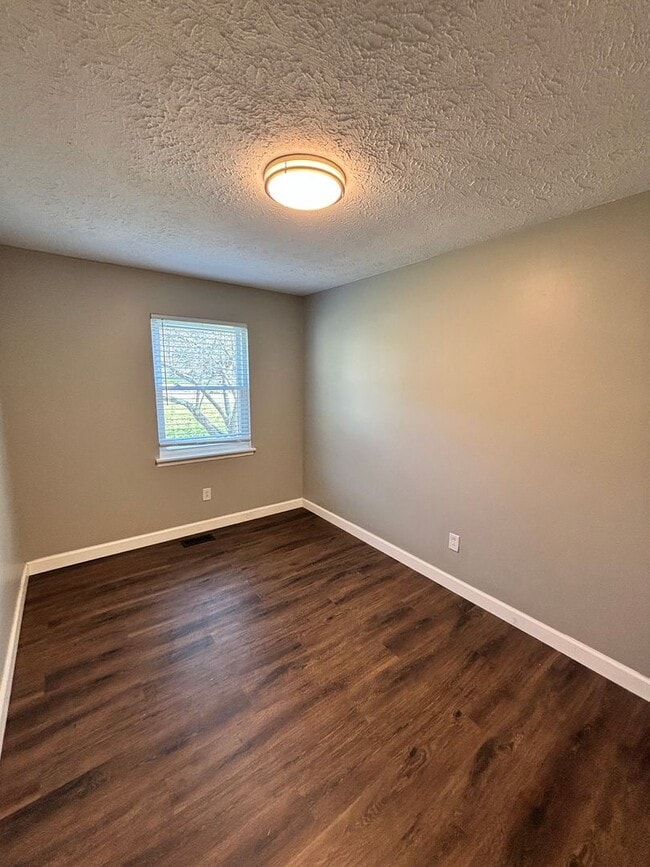 Building Photo - Spacious 3BR Rancher Near Washington Pike – Quiet Setting, Minutes to Downtown!