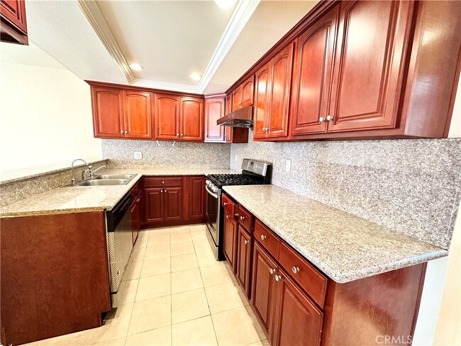 Building Photo - 3614 Hemlock Ln