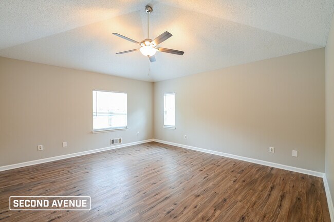 Building Photo - 2411 Windridge Dr NE