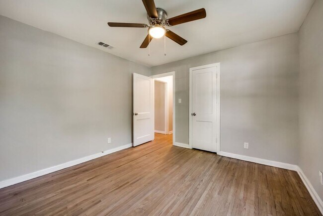 Building Photo - Freshly renovated!!! 3 Bed 1 Bath 1040 sqf...