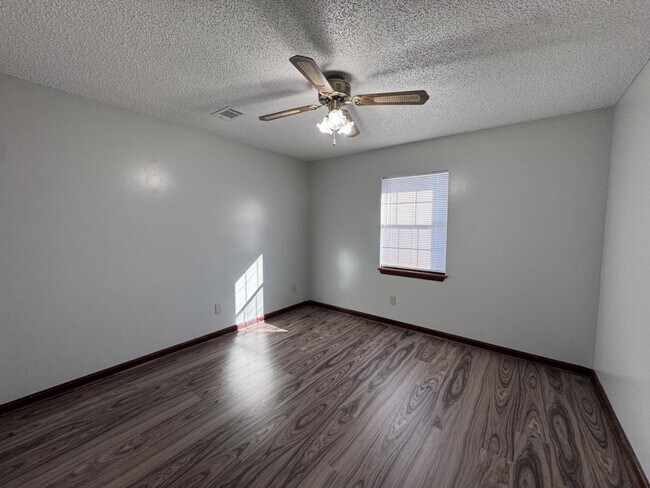 Building Photo - 111 Rainbow Ave