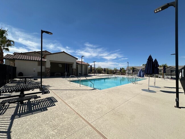 Building Photo - 3 Bedroom 2.5 Bathroom Townhome - Pet Friendly.