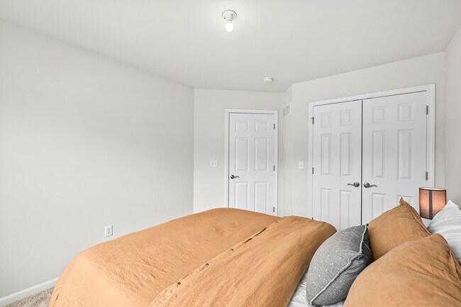 Building Photo - 1868 Forest View Ct