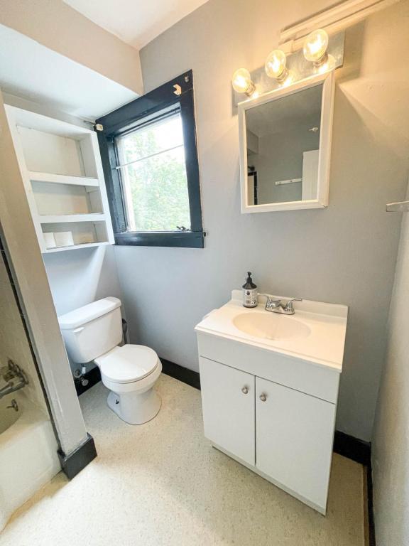 Building Photo - 705 E Seneca St