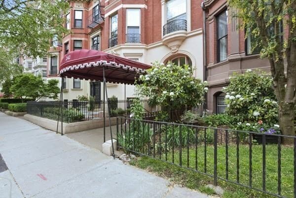 Building Photo - 242 Beacon St