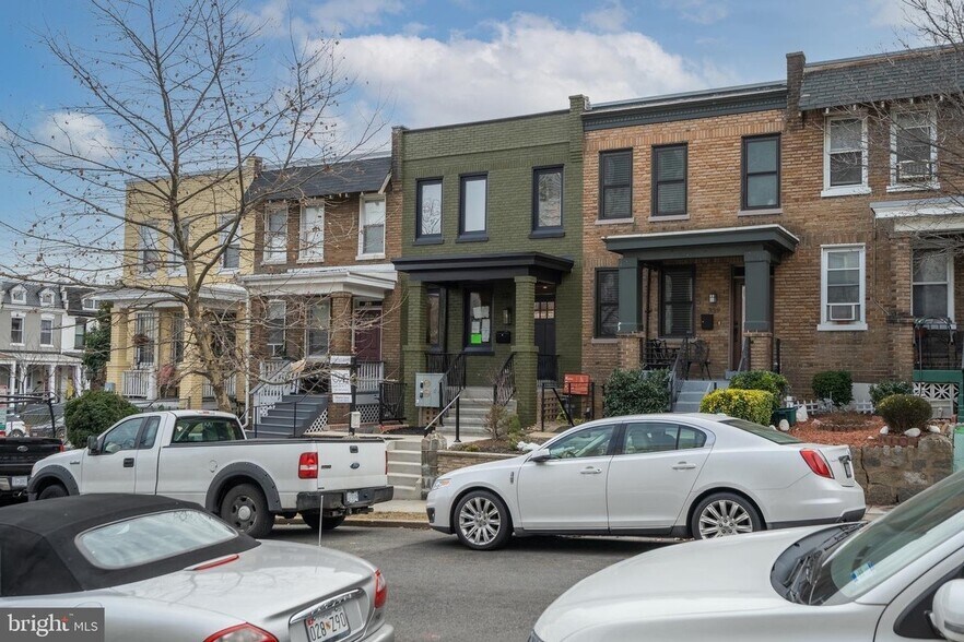 Building Photo - 331 W St NE