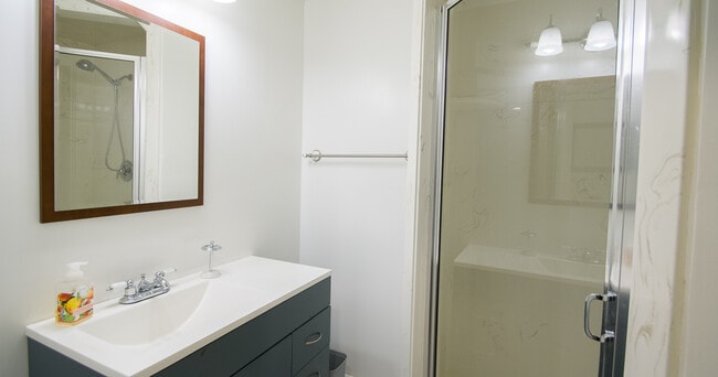 Building Photo - 1487 N Quincy Ave