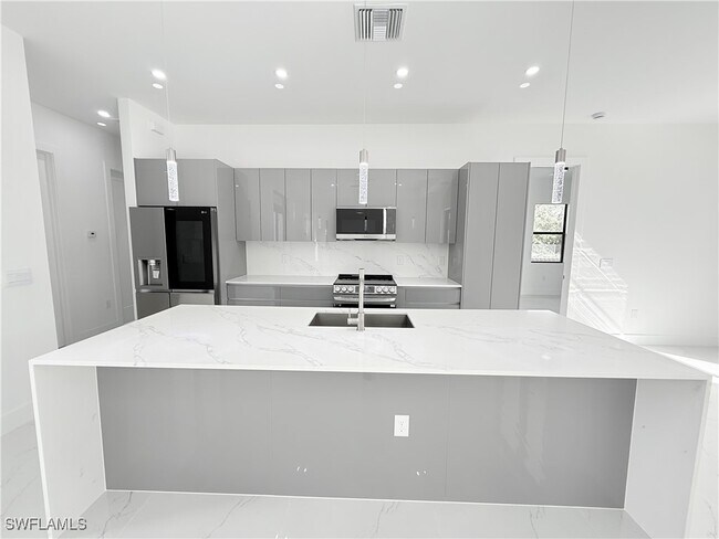 Building Photo - 702 Zemil Ct