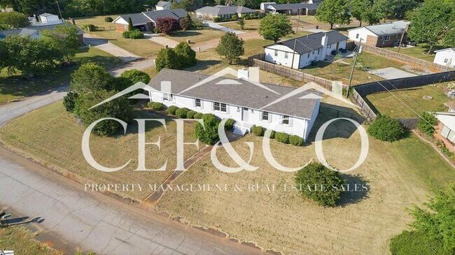 Building Photo - 117 Hendrix Dr