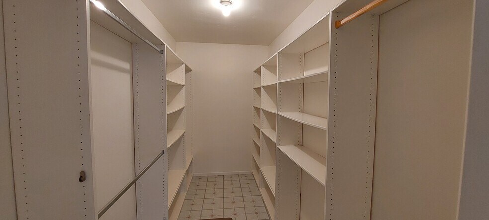 Building Photo - 1122 Peck Dr