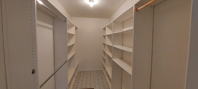 Building Photo - 1122 Peck Dr