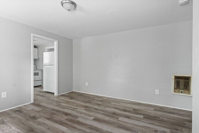 Building Photo - 427 Circle Dr